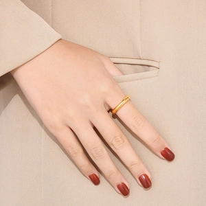 Primo piano di un anello da 4mm in acciaio al titanio lucidato oro 18 carati