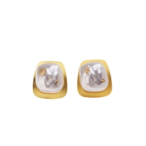 Boucles d'oreilles fleur de lave plaquées or 18k avec perles baroques et détails dorés