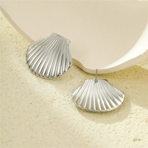 Polished silver shell-shaped fan earrings in stainless steel with radiating ridges