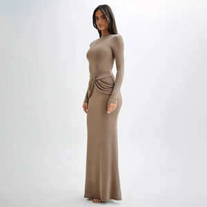 Détail de la robe longue drapée kaki avec nœud à la taille pour un style élégant