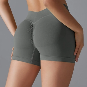 Gros plan sur le short de yoga gris sans couture avec effet push-up et taille haute