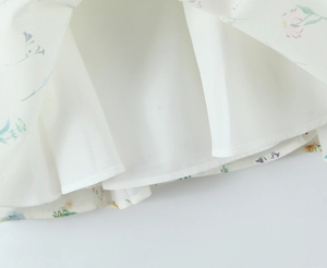 Detail des zweilagigen Saums am Blumenkleid mit hochwertigen Nähten und Innenfutter