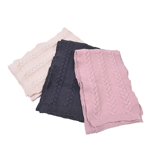 Ensemble d'écharpes en maille torsadée épaisse en crème, anthracite et rose pastel