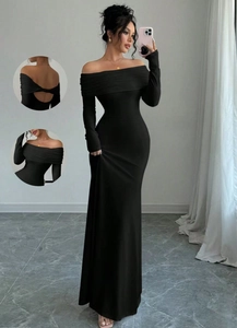 Dettaglio delle eleganti pieghe sulle spalle e del taglio sulla schiena di questo abito nero