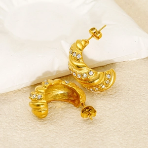 Boucles d'oreilles créoles en acier doré avec texture spirale et rangées de zircone cubique