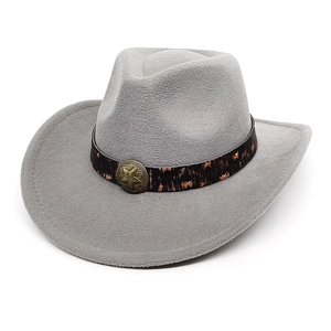 Gros plan d'un chapeau cowboy en feutre gris avec ceinture en cuir et badges étoile