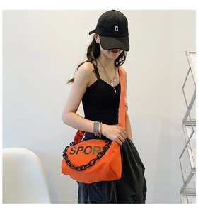 Sac bandoulière en nylon orange avec chaîne noire et bandoulière large design