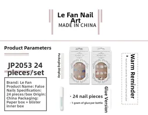 Detailansicht des 24er-Sets Kunstnägel mit Kreuz- und Sternmotiven plus 1g Nagelkleber