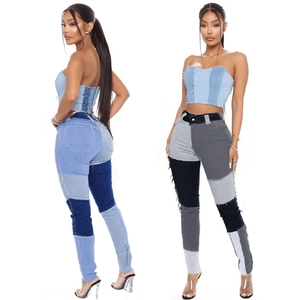 Dettaglio dei jeans skinny a vita alta con design color-block e orlo a taglio vivo