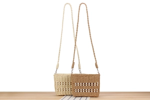 Détail de sacs bandoulière en paille tissée à la main avec perles élégantes à double rangée