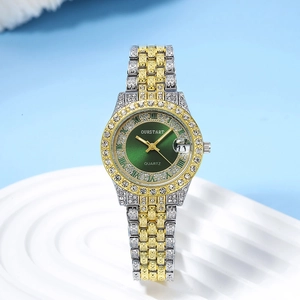 Gros plan d'une montre femme avec cadran vert, lunette en strass et bracelet bicolore