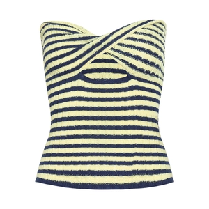 Dettaglio del top a maglia con scollo all'americana a strisce blu e gialle vivaci