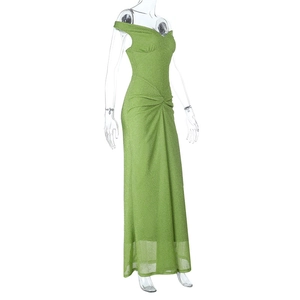 Détail macro de la robe de soirée scintillante verte à épaules dénudées et plis