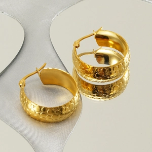 Boucles d'oreilles créoles en acier doré avec texture à pois pour un style chic