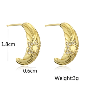 Dettaglio orecchini placcati oro a luna e stella con dimensioni 1,8 cm per 0,6 cm