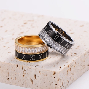 Anelli classici con numeri romani in oro e argento con intarsio in zircone