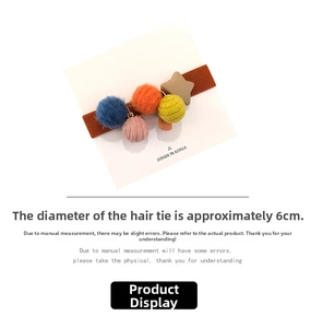 Dettaglio elastico per capelli con pompon e ciondolo a stella, diametro di 6cm