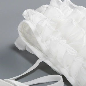 Makro-Detail von weißem gerafftem Kleiderstoff mit zarter Chiffon-Textur und Nähten