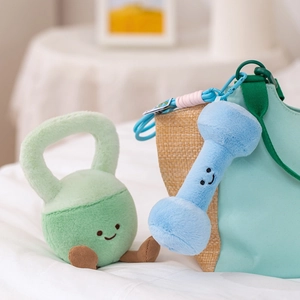 Set creativo di ciondoli in peluche a forma di manubrio e kettlebell su una borsa alla moda