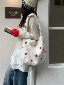 Borsa tote in peluche con cuori rossi da donna, borsa a spalla morbida per l'inverno