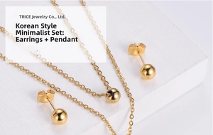 Vue rapprochée d'une parure en or avec collier à pendentif perle et boucles d'oreilles