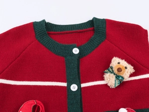 Détail du cardigan de Noël rouge avec ours en peluche et nœud vert festif chic