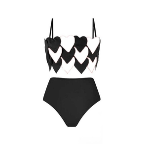 Detail von geschichteten Herzschuppen in Schwarz-Weiß mit rosa Saum am Bikini-Oberteil