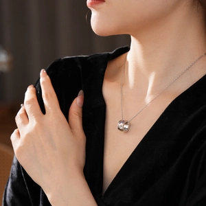 Dettaglio della collana in acciaio al titanio con ciondolo a stella e gemme rosa