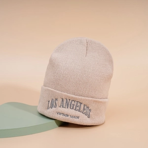 Détail de la broderie Los Angeles sur bonnet en tricot beige à bord replié
