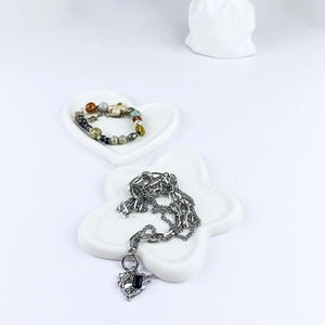 Nordic minimalist white ceramic jewelry tray in heart and flower shapes for display