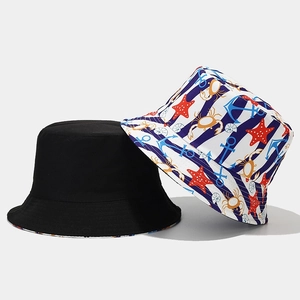 Dettaglio del cappello da pescatore reversibile con lato nero e stampa nautica marina