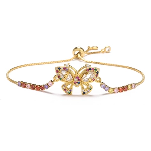 Dettaglio macro del bracciale a farfalla in oro 18K con vivaci pietre di zircone colorate