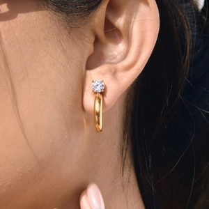 Klassische 18K vergoldete C-Ohrringe aus Edelstahl mit Zirkonia-Stein am Model