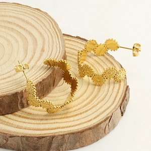 Boucles d'oreilles créoles en acier inoxydable plaqué or 18 carats avec texture ondulée