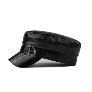 Casquette militaire en similicuir crocodile avec boucle en D et texture noire brillante