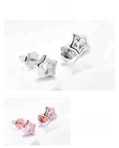 Détail de boucles d'oreilles étoiles en argent s925 en finitions argent et rose