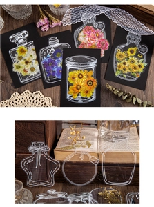 Makro-Detail von transparenten PET-Flaschenaufklebern für DIY-Scrapbooking mit Trockenblumen