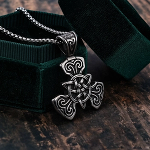 Pendentif Viking en argent avec nœud celtique sur une boîte en velours sur bois