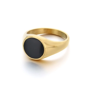Chevalière minimaliste plaquée or 18 carats avec un centre ovale en résine noire