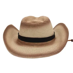 Détail d'un chapeau de cowboy en paille tressée avec dégradé de couleurs et cordon noir