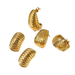 Boucles d'oreilles créoles C en acier inoxydable doré avec texture nervurée