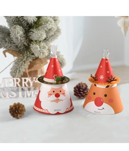 Détail de l'emballage de Noël en papier avec des motifs de Père Noël et de rennes