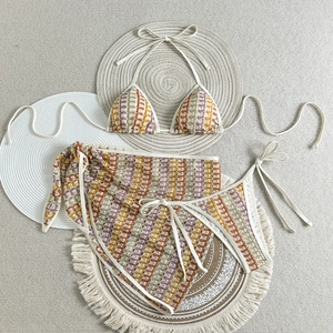 Vue détaillée du bikini au crochet trois pièces avec motifs vagues et jupe de plage