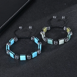 Nahaufnahme eines handgefertigten verstellbaren Armbands mit quadratischen Steinen.
