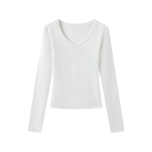 Détail à plat du t-shirt blanc à col en V et manches longues en maille de modal doux