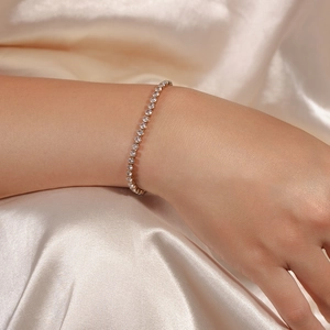 Bracelet tennis en acier inoxydable plaqué or 18K avec zircons sertis sur le mannequin