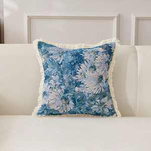 Blauer Vintage Blumen Jacquard Kissenbezug mit eleganter Fransenverarbeitung Detail.