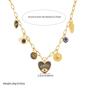 Collier doré avec pendentifs œil et main, design cœur et spécifications de taille