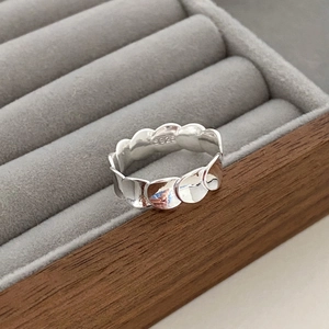 Anillo minimalista de plata de ley S925 con diseño de escamas en caja de terciopelo