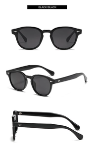 Vue sous trois angles de lunettes de soleil rondes rétro noires avec rivets argentés